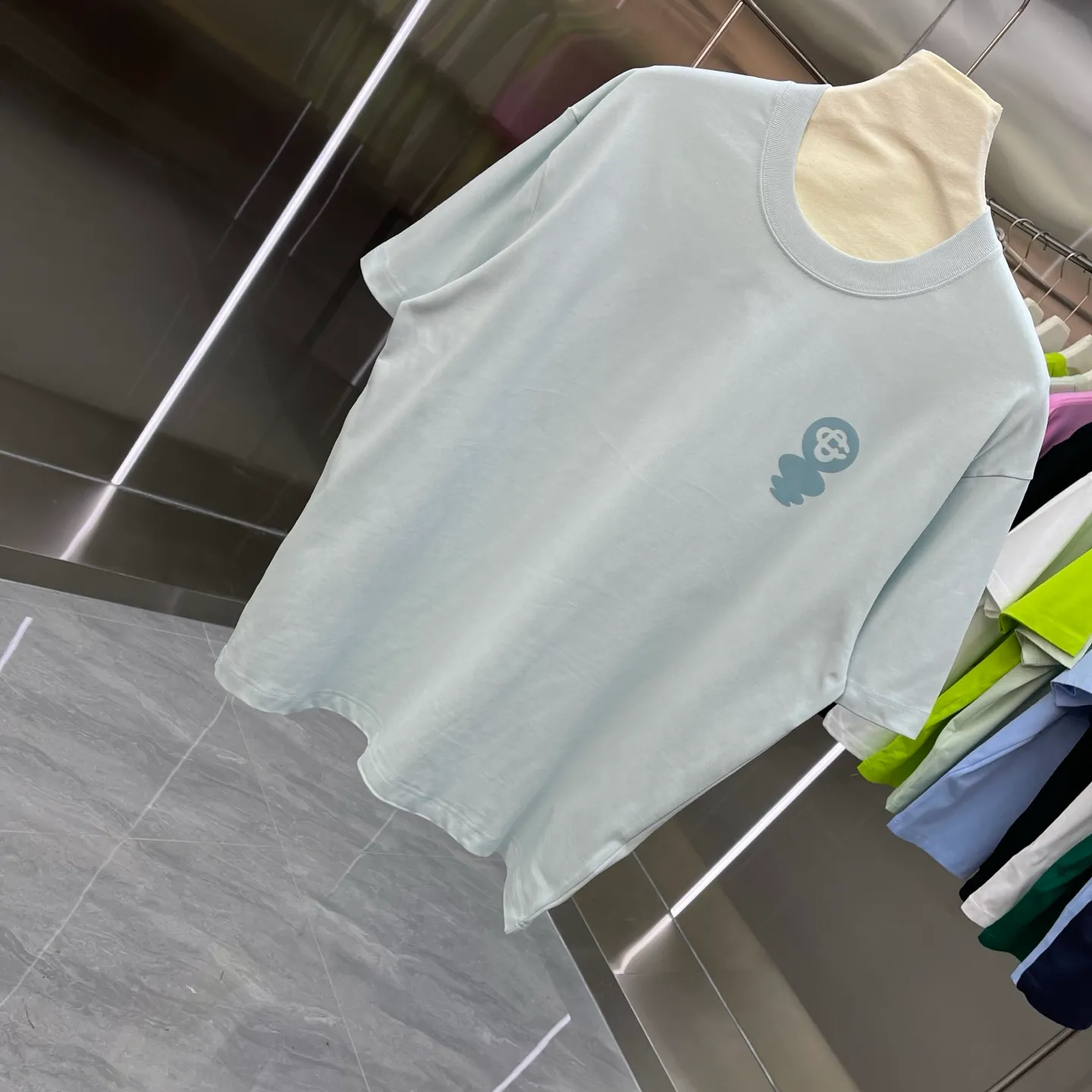 New Arrival Casablanca Casablanca Classic Series flocked short-sleeved T-shirt for celebrity wear. It is made of Xinjiang long-staple cotton ~ grams. The color of the fabric is custom-dyed and will not shrink or fade. It feels comfortable and has a strong texture. A must-have for fashionable men and women, the Classic drop-shoulder wide version is available exclusively in In Stock! Color: White Black Light Blue Royal Blue (4 colors) Size: S M L XL XXL